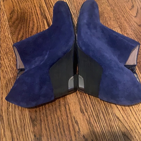 VINCE CAMUTO ‘HAMIL’ BLUE SUEDE WEDGE BOOTIE - Picture 7 of 9